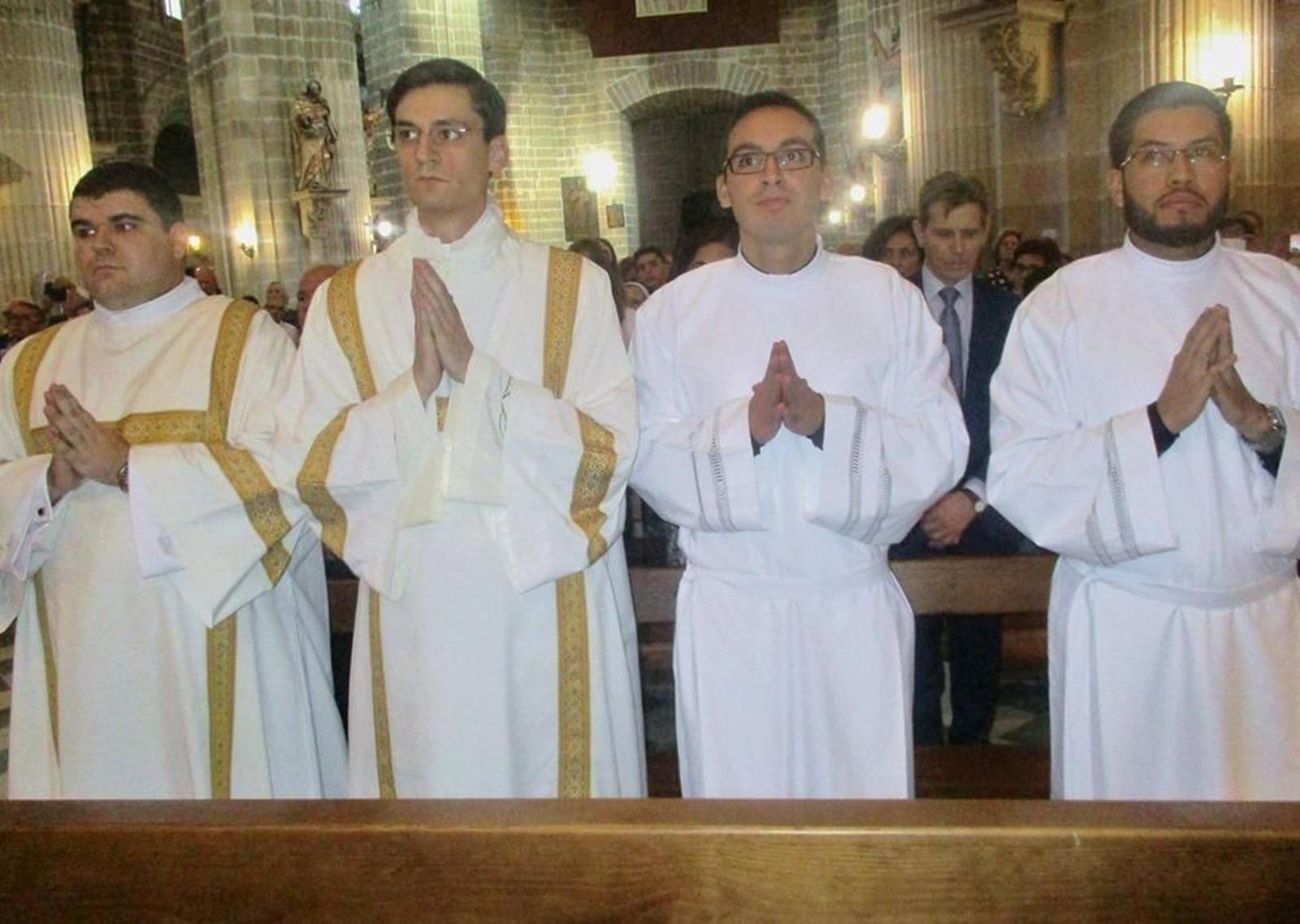 Las imágenes de la ordenación de los sacerdotes y los diáconos