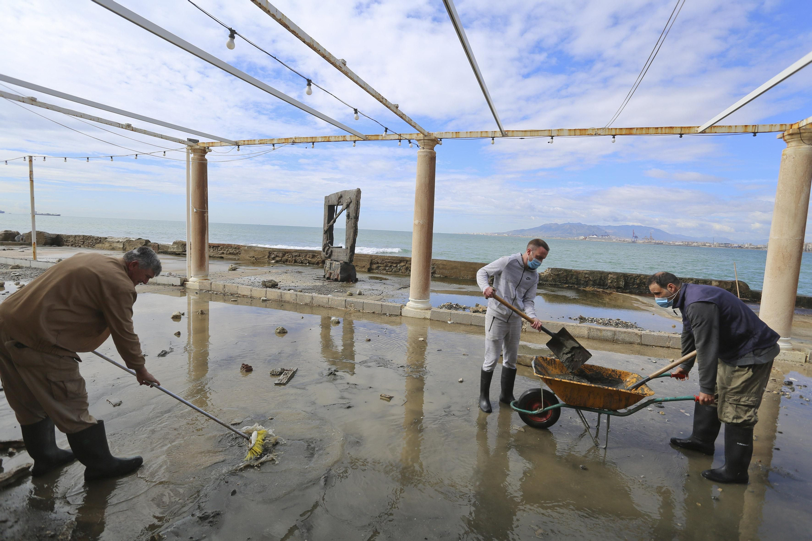 Las fotos de los trabajos en los paseos marítimos y chiringuitos de Málaga para paliar los efectos del temporal