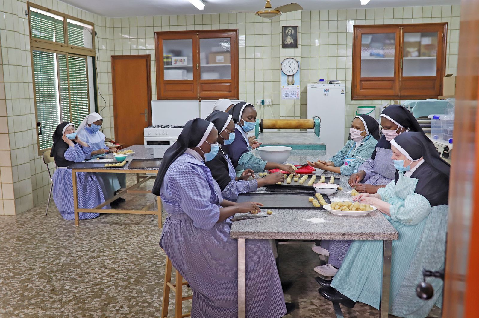 Las hermanas de Santa Rita preparan dulces a domicilio en Jerez
