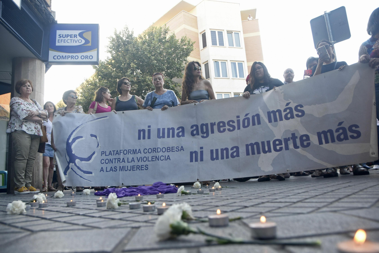 Concentración de la Plataforma cordobesa contra la violencia a las mujeres, en Valdeolleros.
