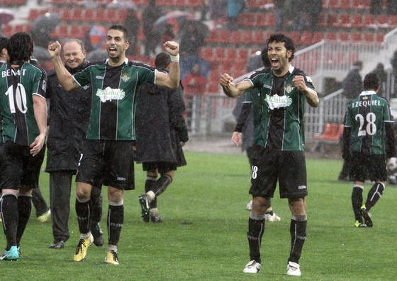Los jugadores béticos celebran la victoria al final del encuentro. / LOF