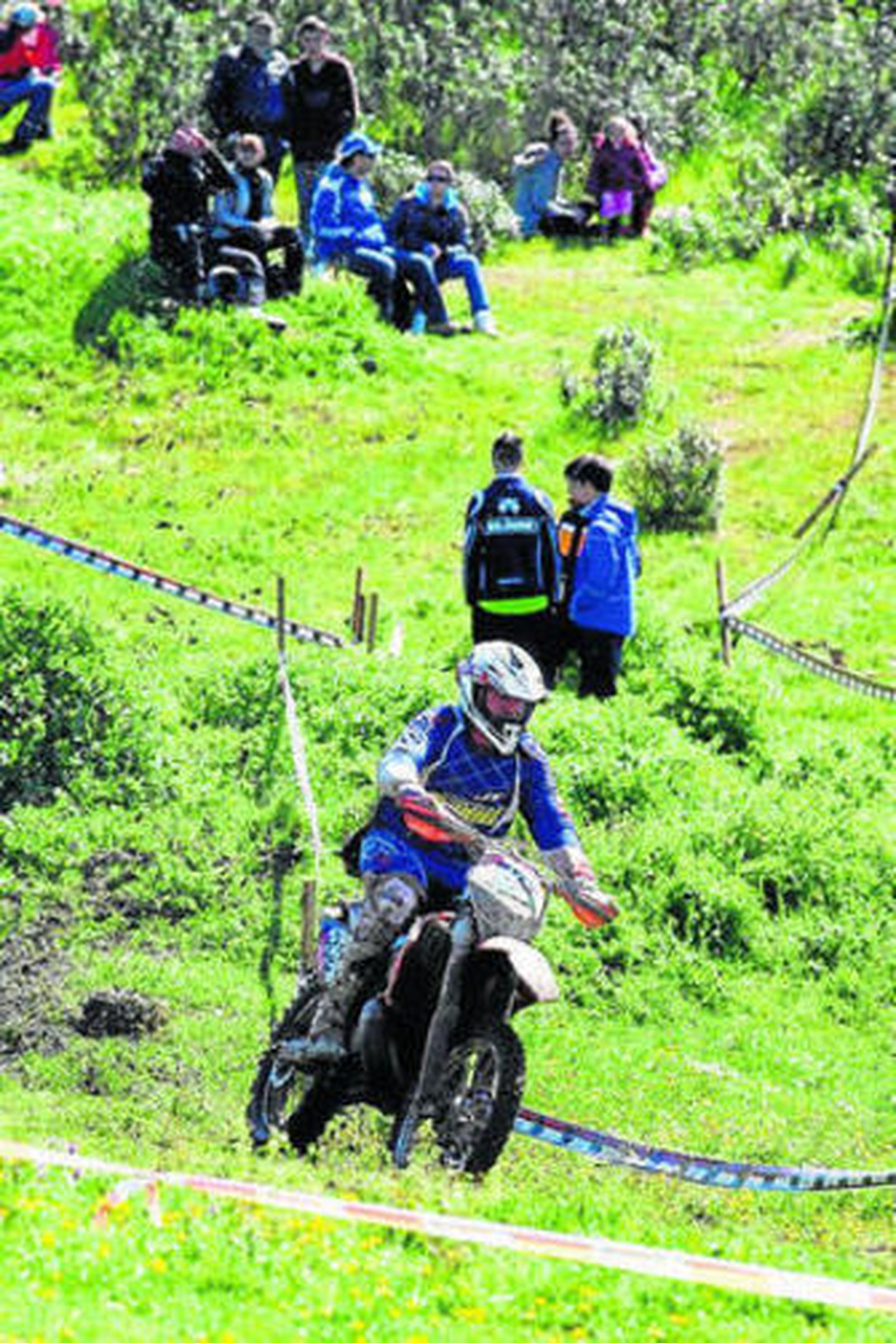 Algunos de los pilotos, durante la primera jornada de la competición valverdeña.