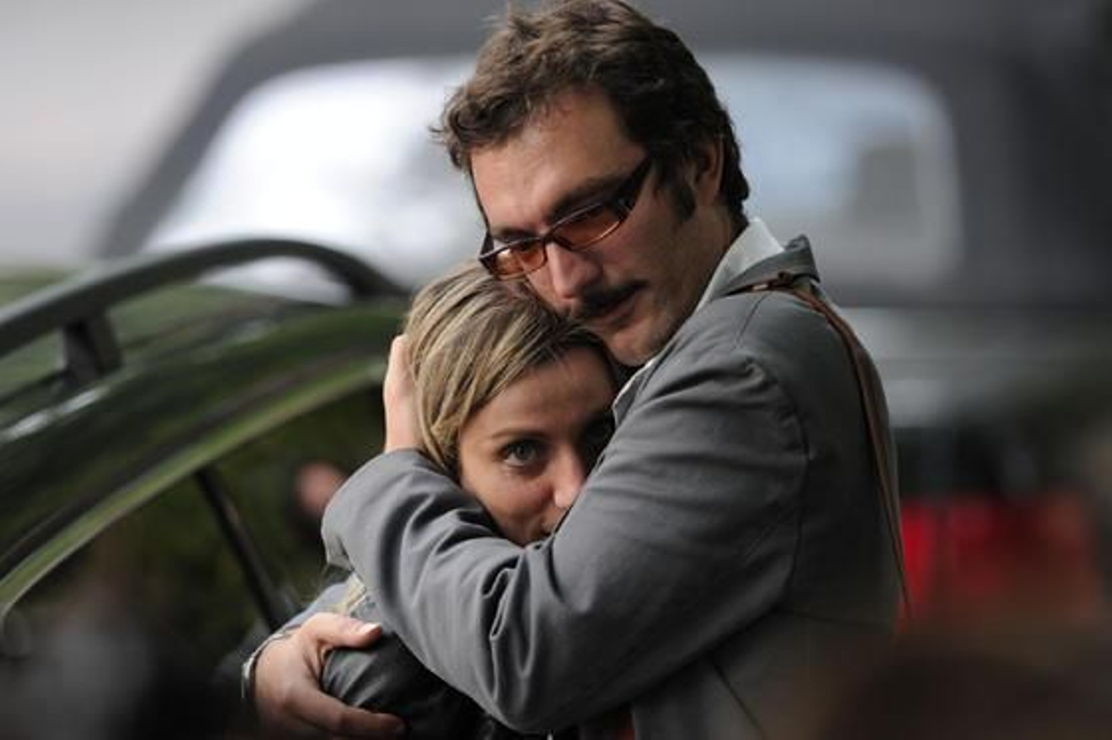 Numerosos fans y conocidos de la artistas, se han desplazado hasta su domicilio para mostrar su dolor. 

Foto: AFP