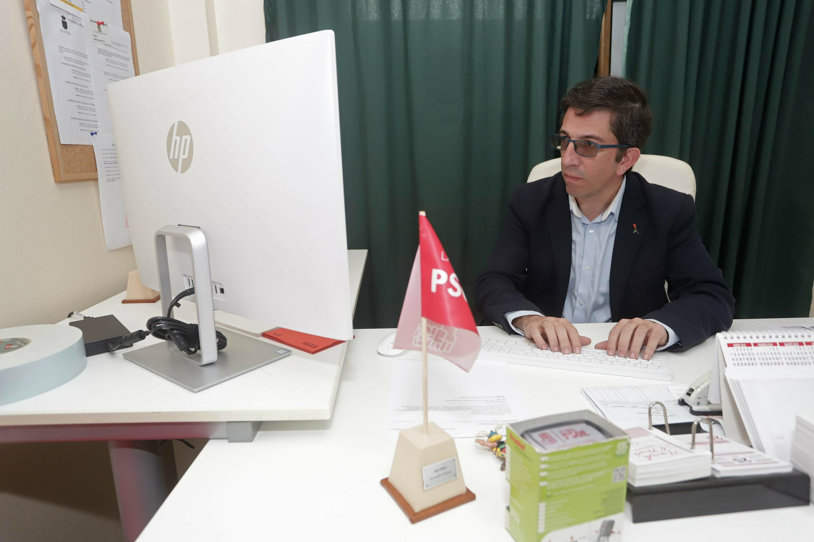Juan Chacón, en su despacho de la Casa del Pueblo de La Línea
