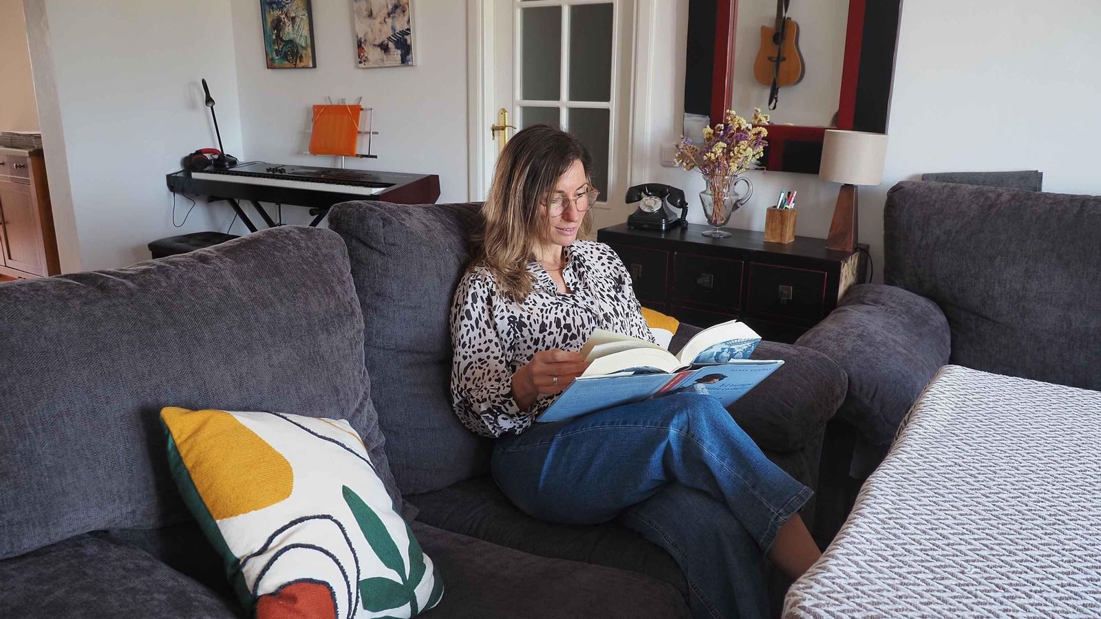 La reconocida diseñadora de moda flamenca lee un libro mientras descansa en su nueva casa de Ayamonte La reconocida diseñadora de moda flamenca lee un libro mientras descansa en su nueva casa de Ayamonte