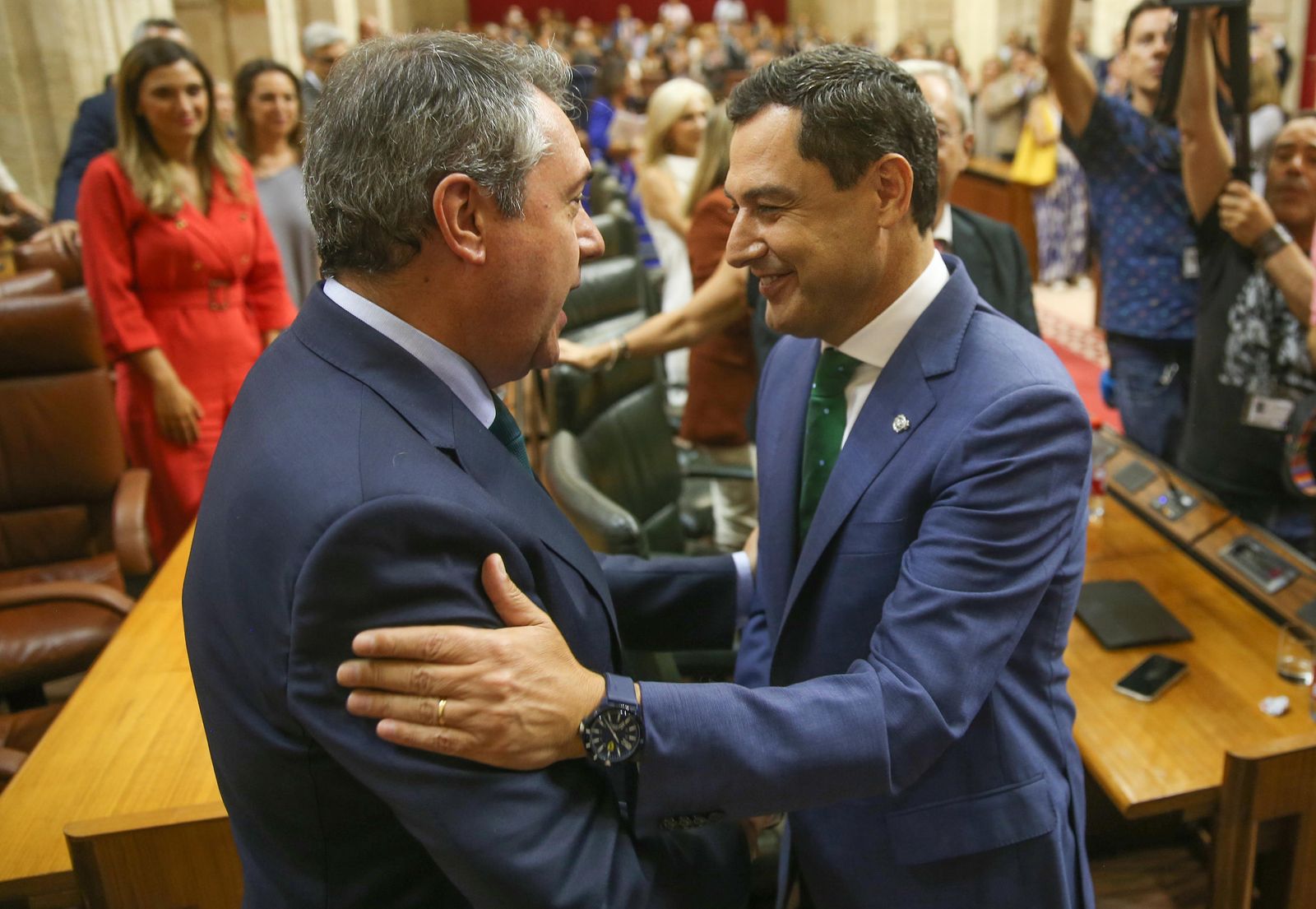 Juan Espadas felicita a Juanma Moreno tras su reelección como presidente de la Junta de Andalucía.