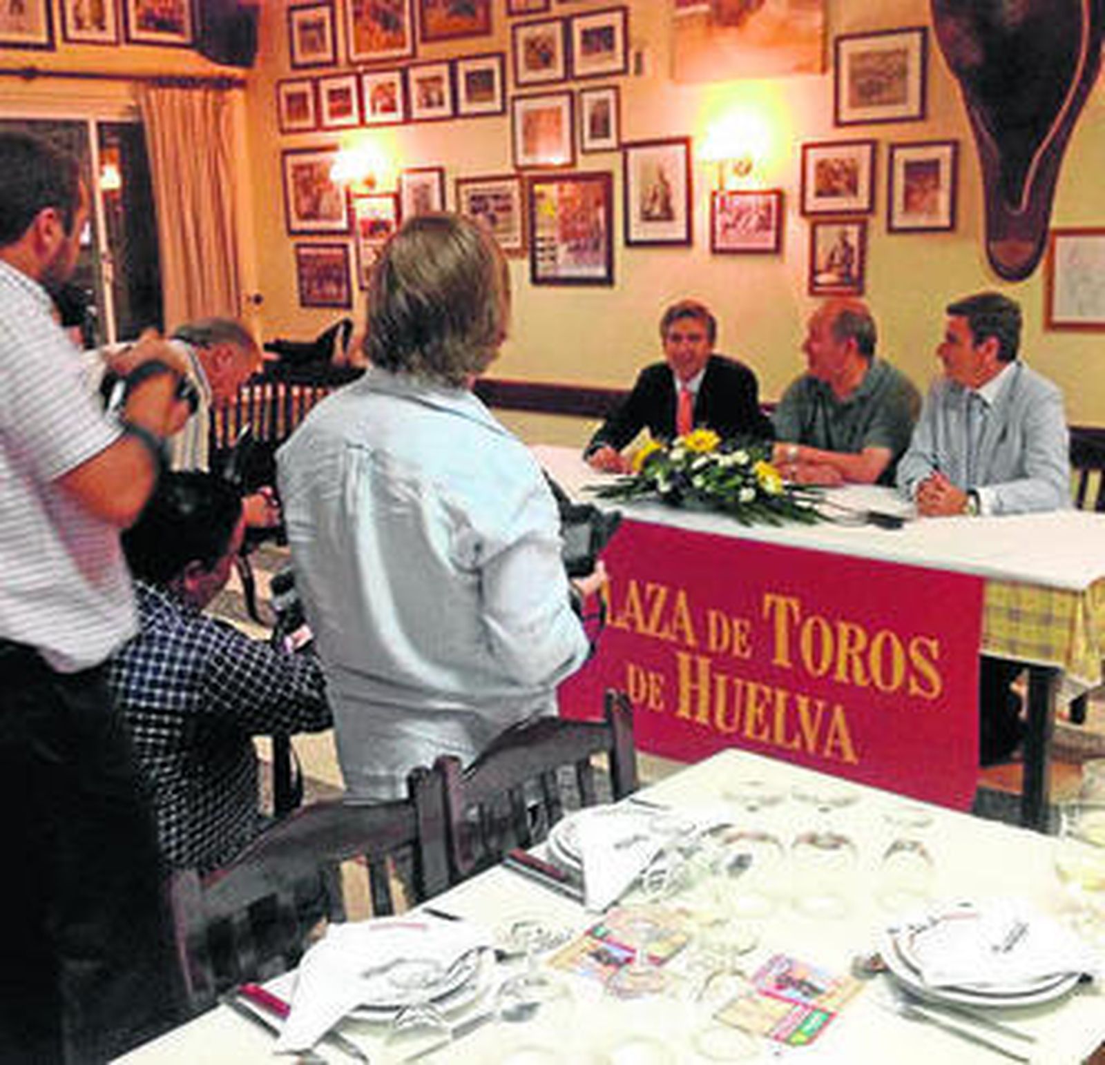 Los empresarios onubenses, durante la presentación a los medios taurinos portugueses.
