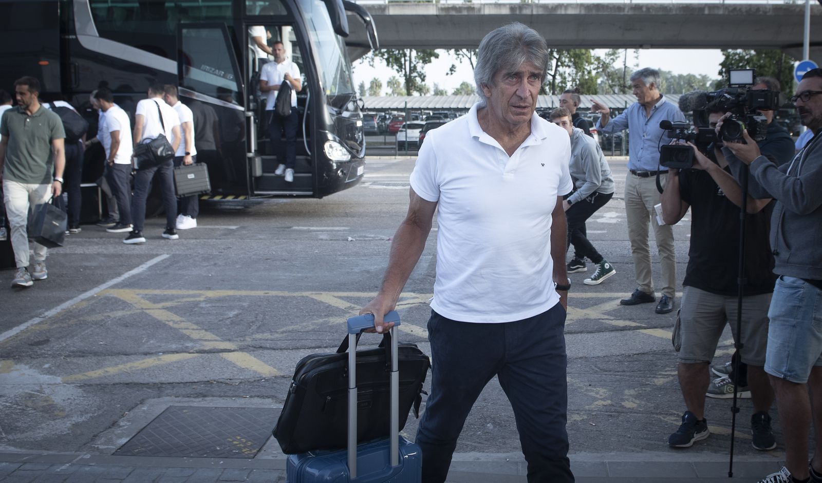 Imágenes del Real Betis en el aeropuerto de Sevilla rumbo a Roma