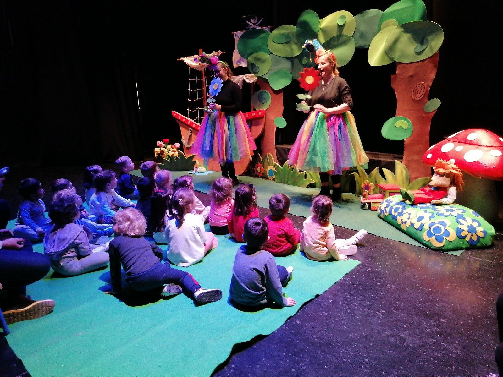 Varios niños de Huétor Tájar asisten por primera vez a una obra de teatro con motivo del Día del Libro