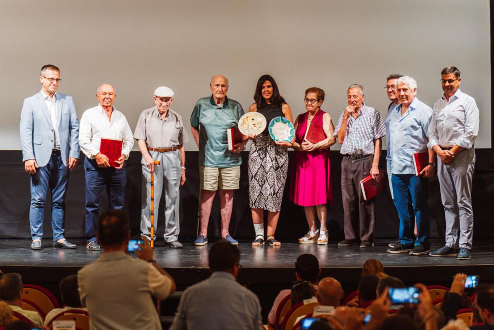 Autoridades y alfareros que recibieron su homenaje en Almería.