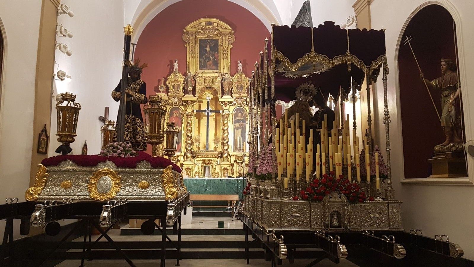 Pasos de los titulares del Sagrado Encuentro de Lucena, ayer tras su preparación.