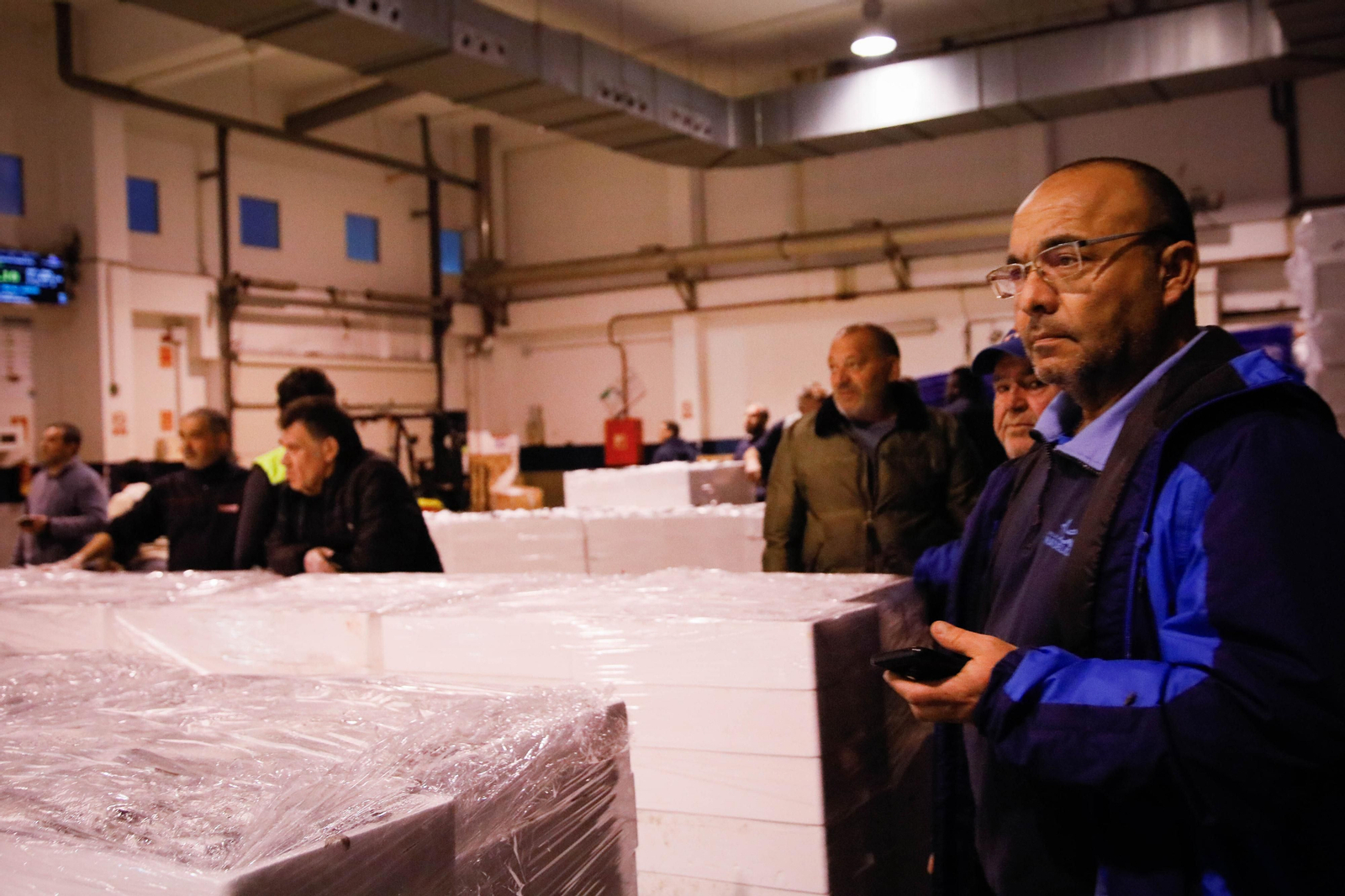 Te contamos en imágenes como ha sido la descarga de las traiñas en la lonja de Almería