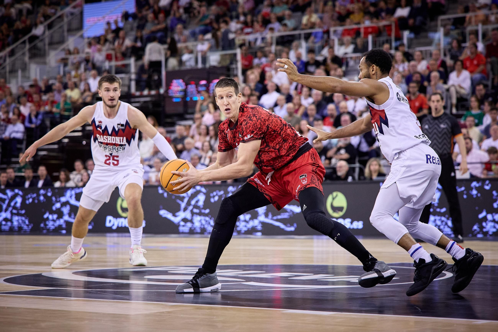 Bozic busca dar un pase a compañero en el partido ante Baskonia.