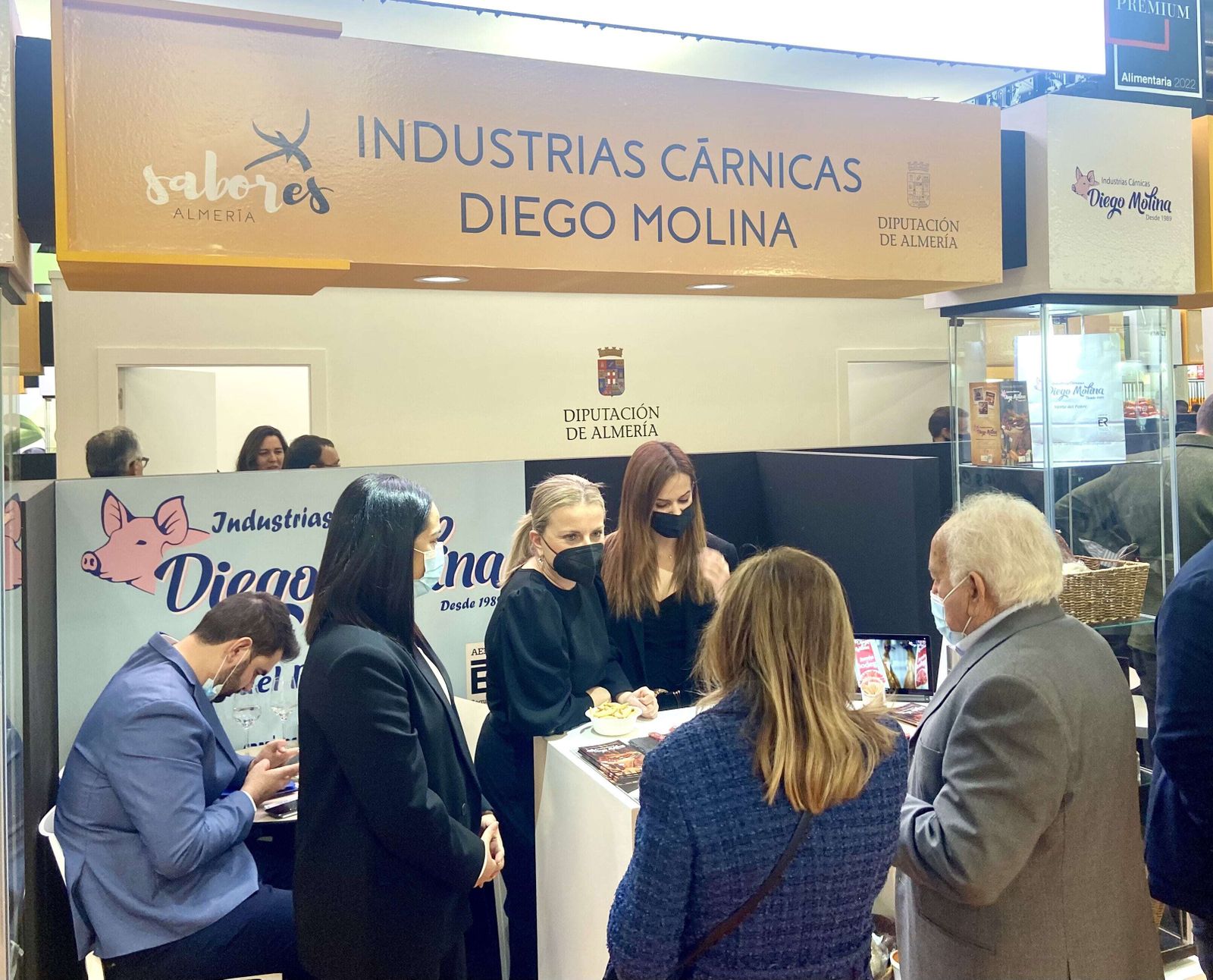 La diputada de Promoción Agroalimentaria, María Luisa Cruz, arropando a las empresas en Alimentaria