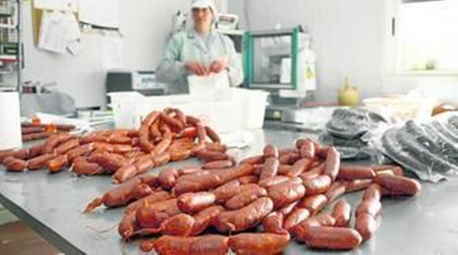 Manos expertas hacen embutidos caseros y artesanos