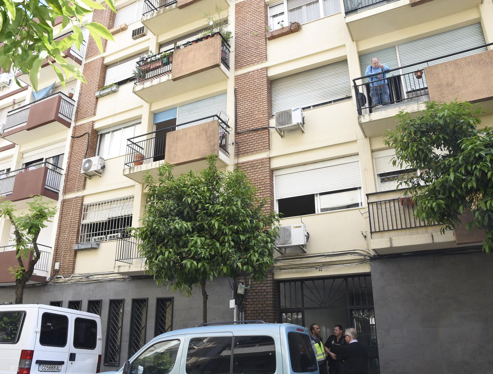 Edificio en el que se ha registrado el incendio en la calle Diego Serrano.