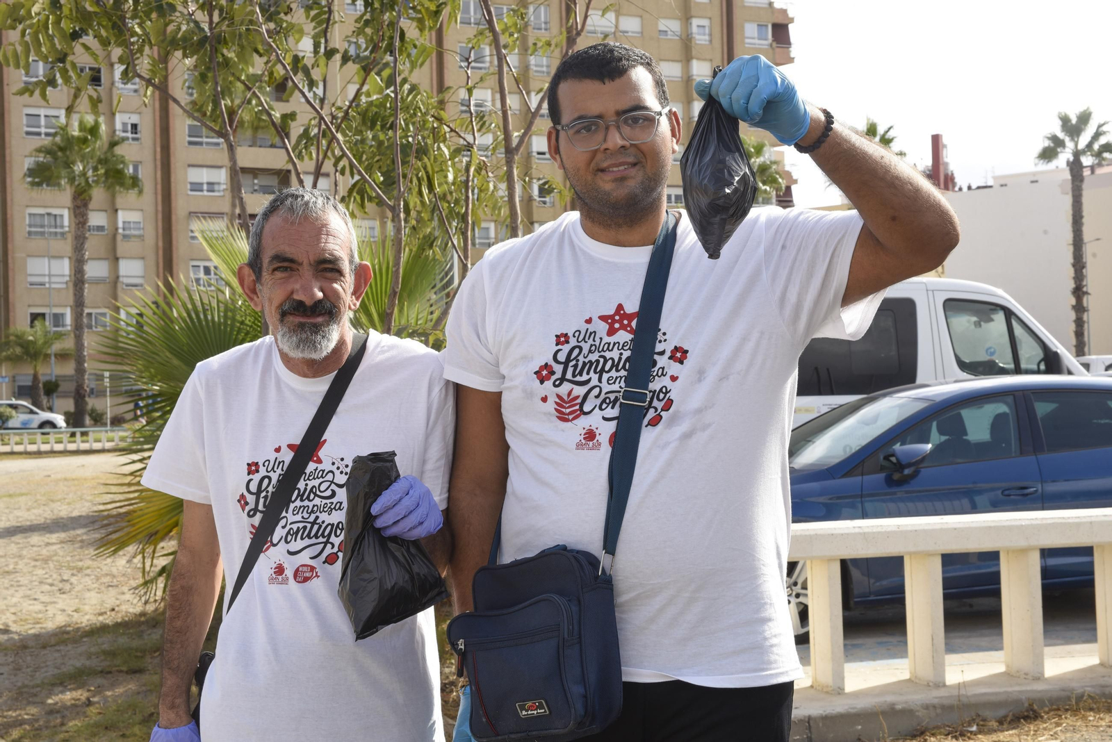Las fotos de la jornada de limpieza de la playa de Poniente de La Línea organizada por Gran Sur
