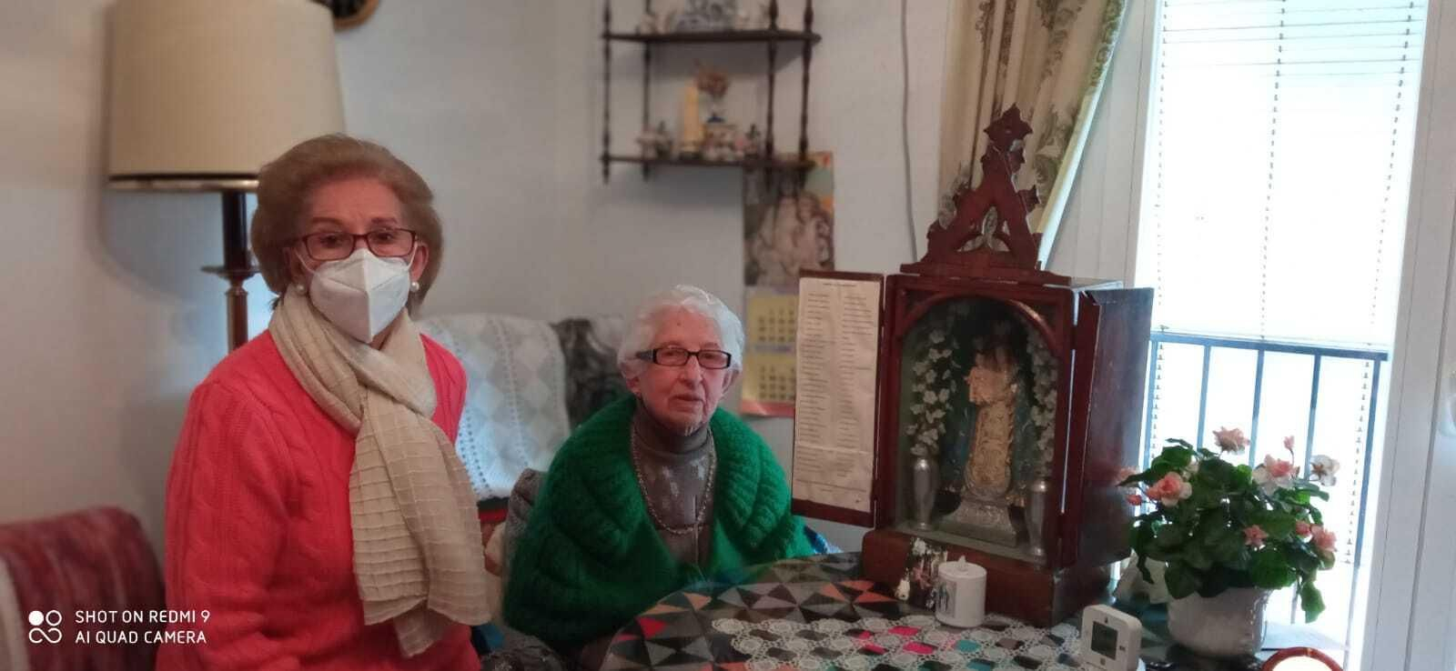 Las dos vecinas posan con la capilla portátil