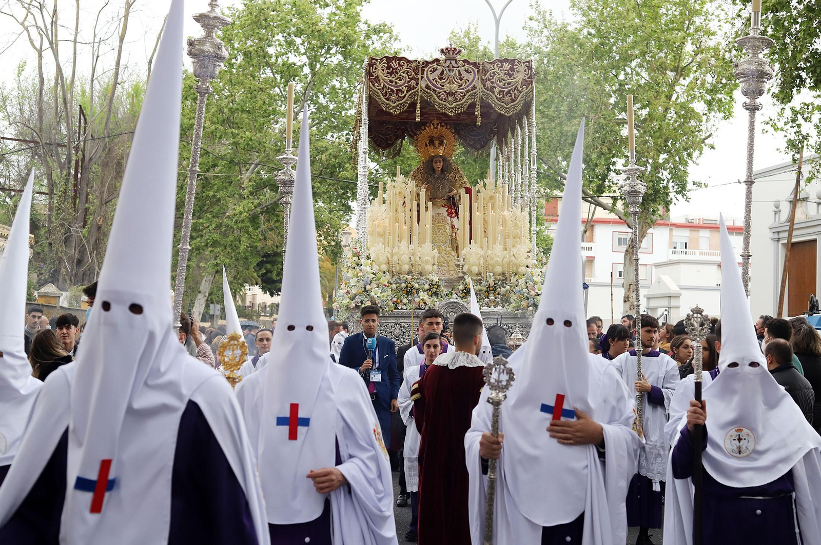 Imágenes de la procesión del Cautivo  bajo la lluvia en Huelva