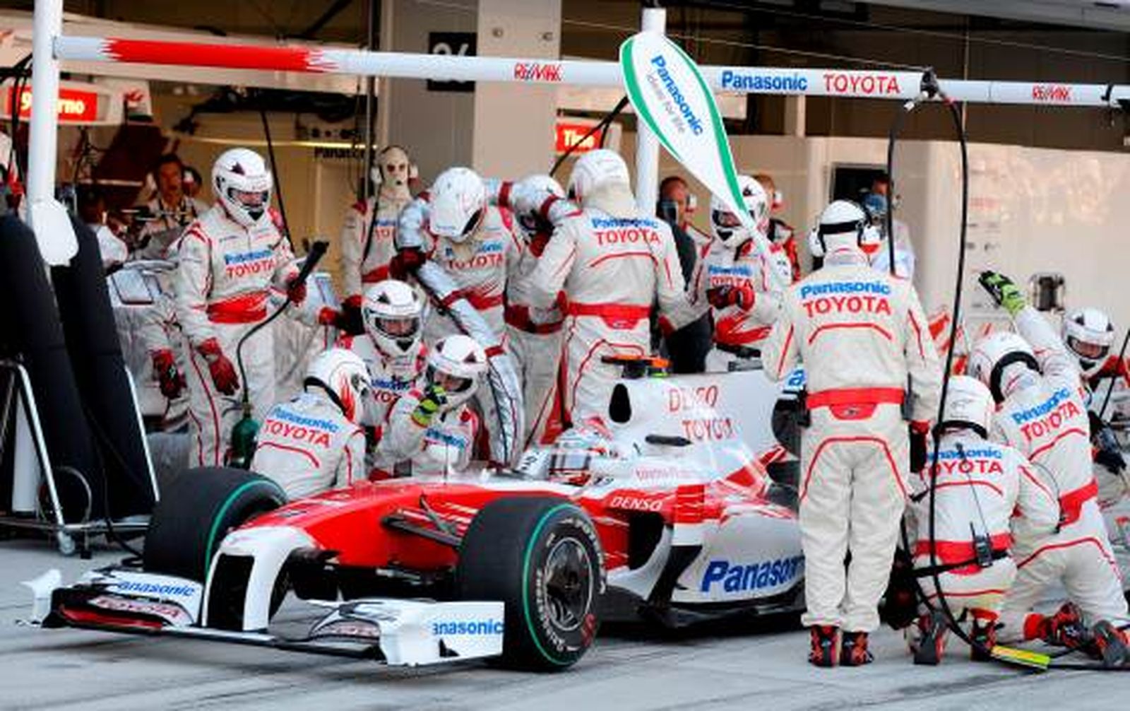 Trulli dio el segundo puesto a Toyota ante su público, segundo consecutivo que logra la marca ya que en Singapur lo lograba Timo Glock  Foto: Efe