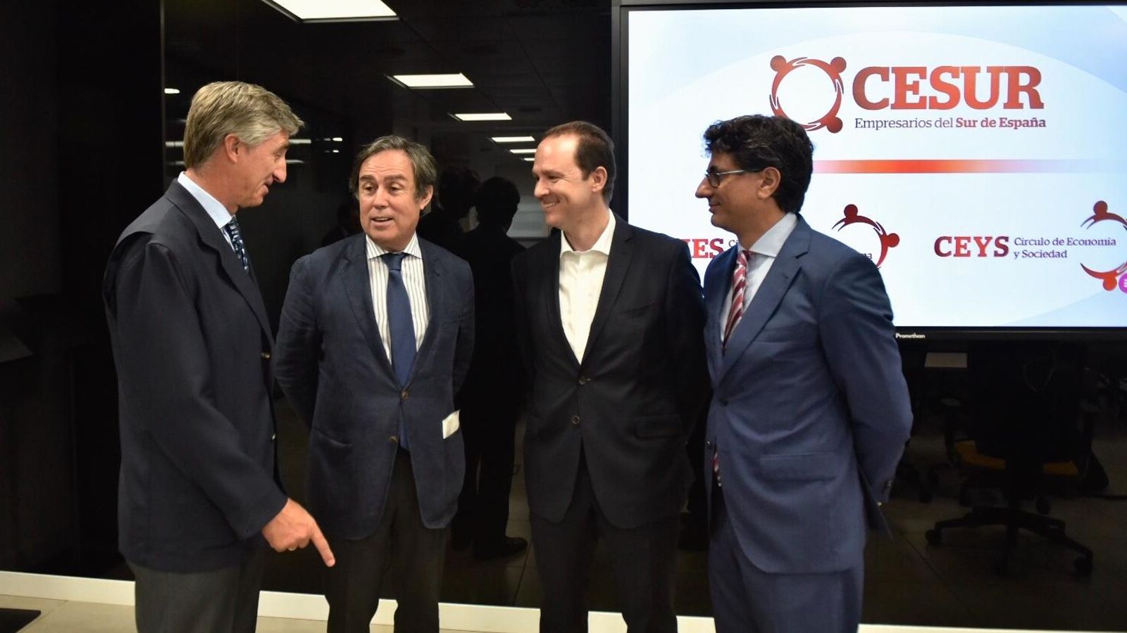 El presidente de Cesur (segundo por la izquierda) habla con participantes del estudio.