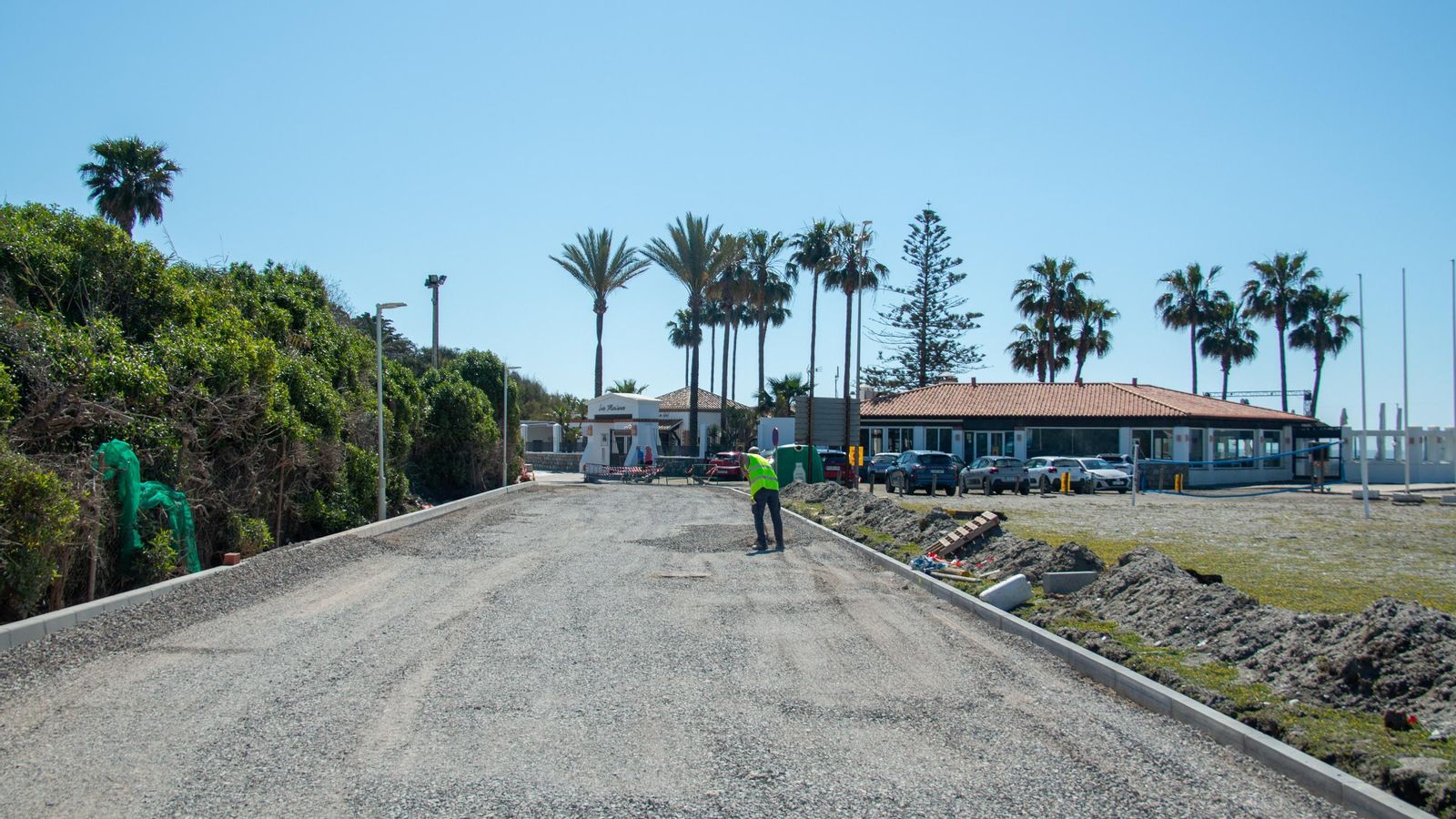 Un trabajador alisa el acceso a la zona del Bonobo en Playa Granada