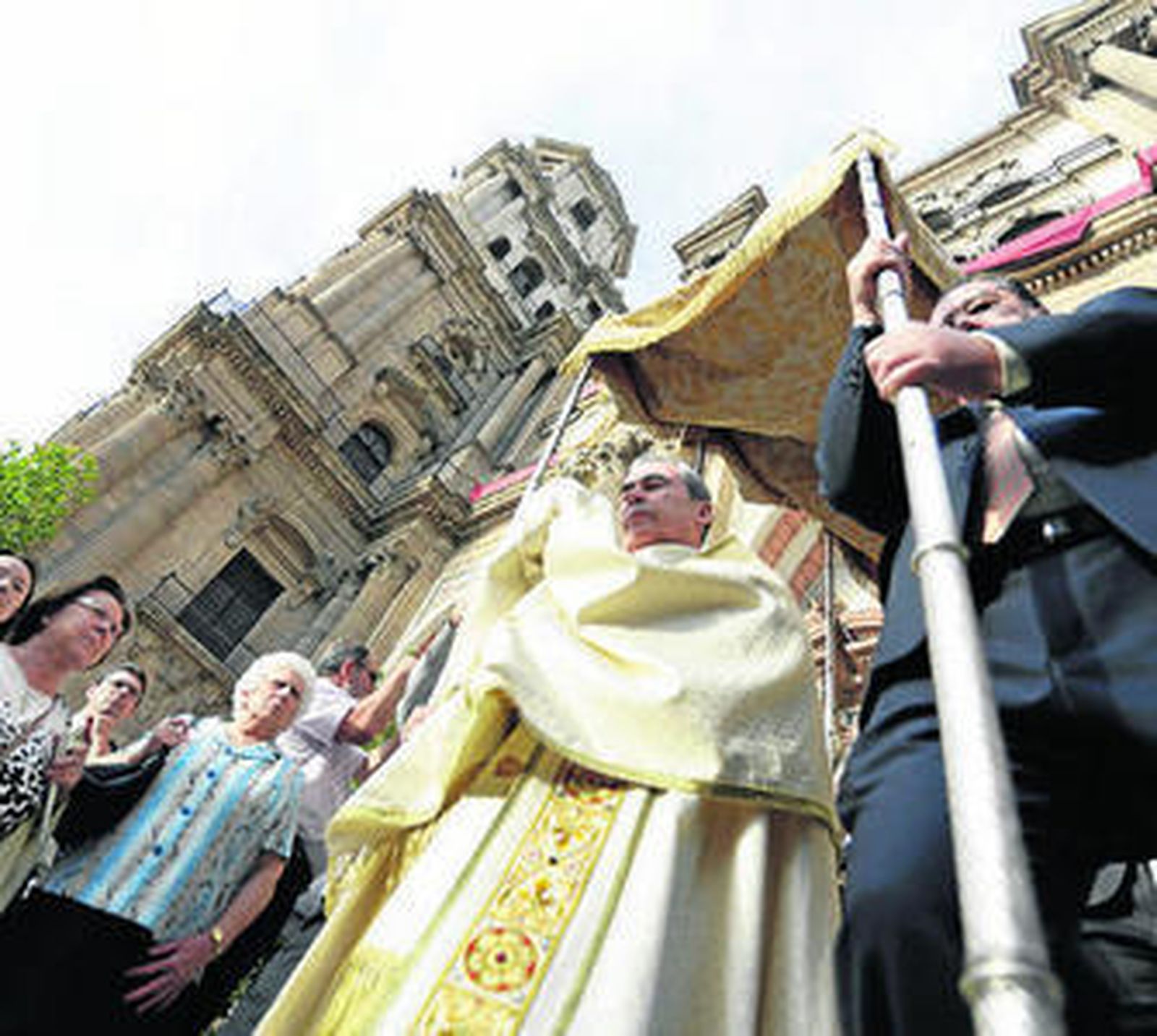 Salida de la custodia del interior de la Catedral en 2015.