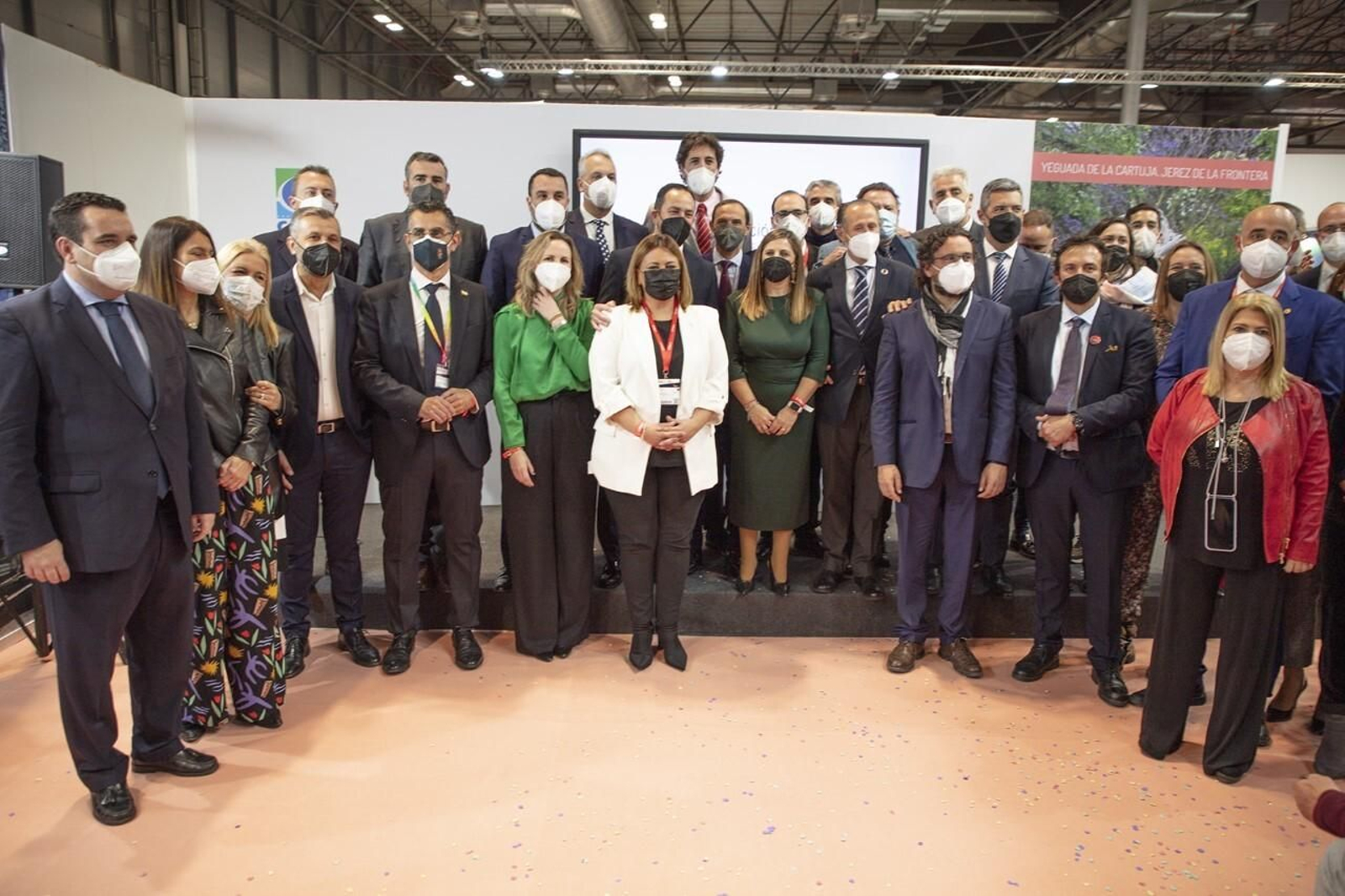 La presidenta de la Diputación y una nutrida representación de alcaldes de la provincia en Fitur.