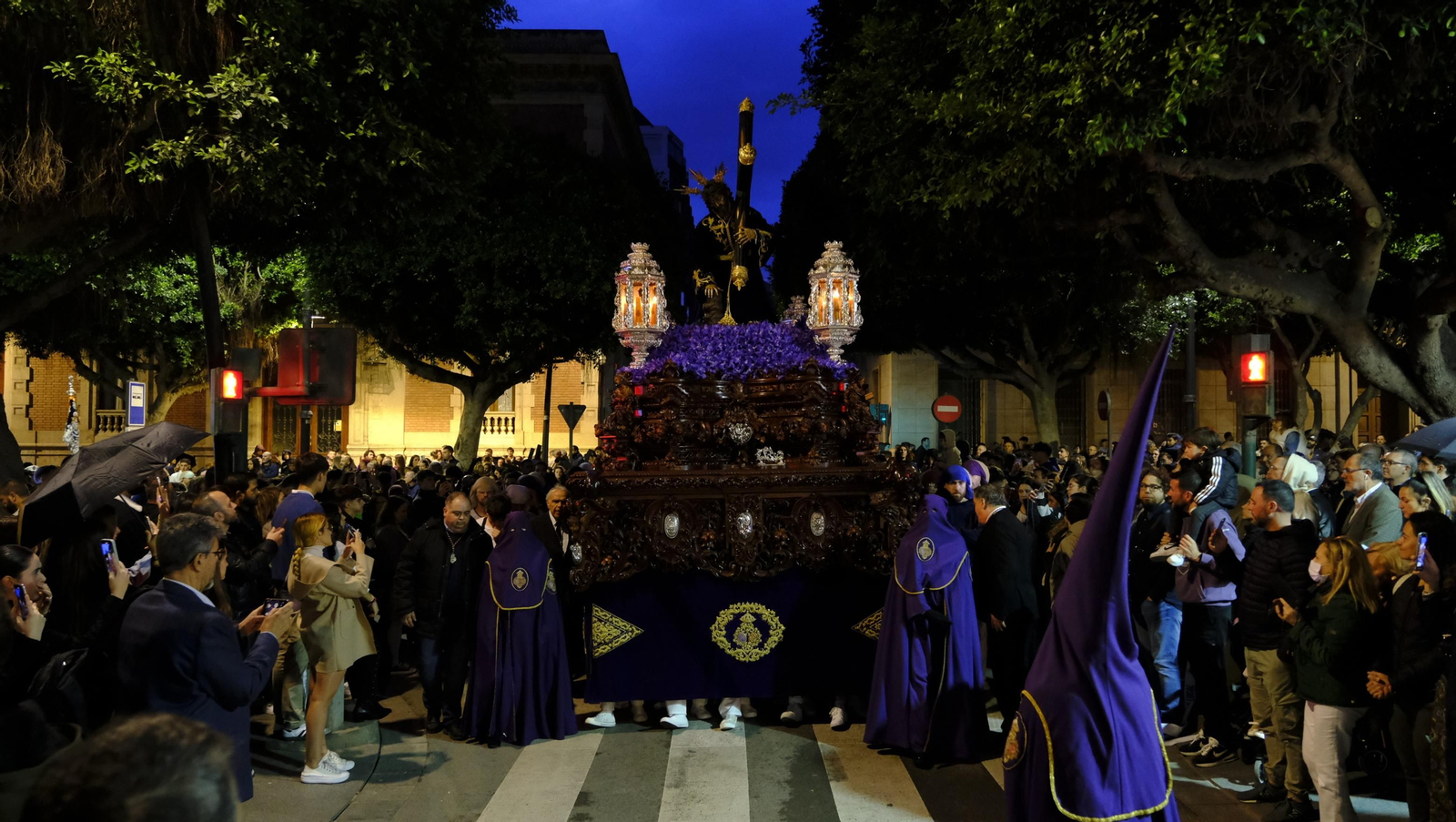 Pasión vuelve a su Iglesia de Santa Teresa azotada por la lluvia