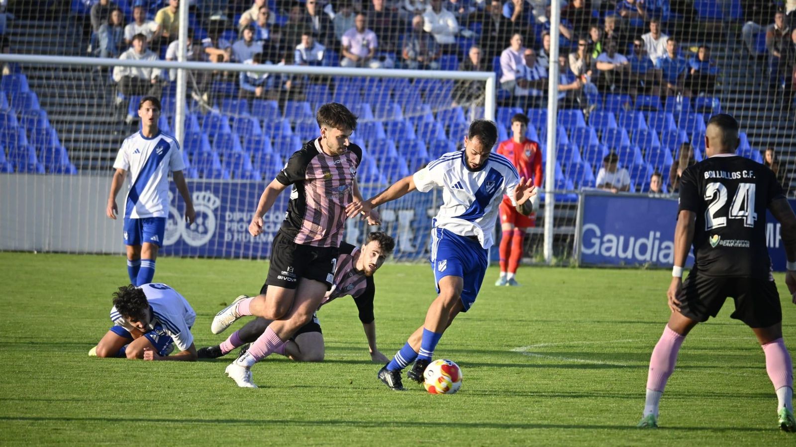 Pecellín conduce la pelota en el derbi.