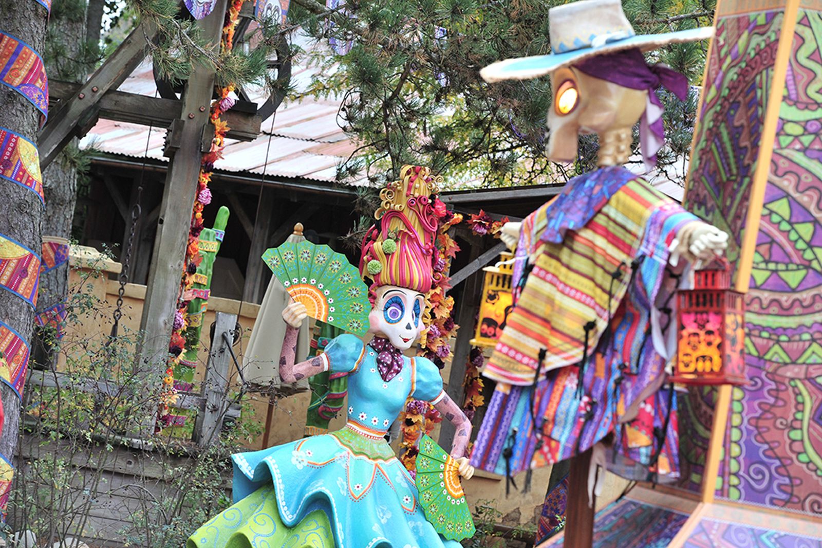 Los divertidos esqueletos que adornan ahora Frontierland.