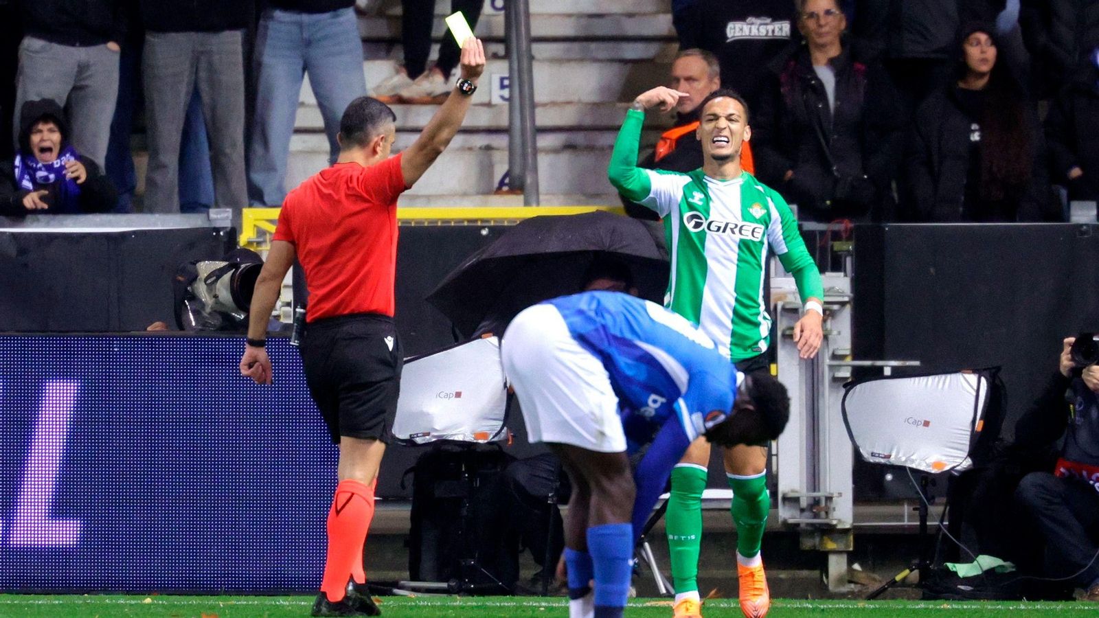 El árbitro del encuentro amonesta a Antony.