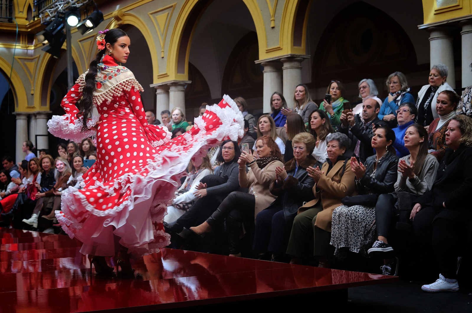 Huelva Flamenca 2023. Imágenes del desfile benéfico de El Ajolí a favor de Cruz Roja Española