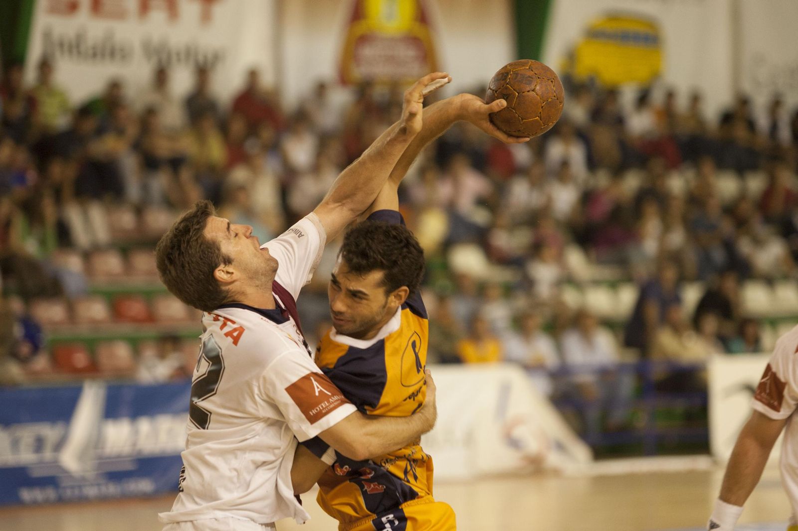 Un joven Dani Sarmiento con la elástica naranja del Keymare Almería en los inicios de su exitosa carrera deportiva, en 2003