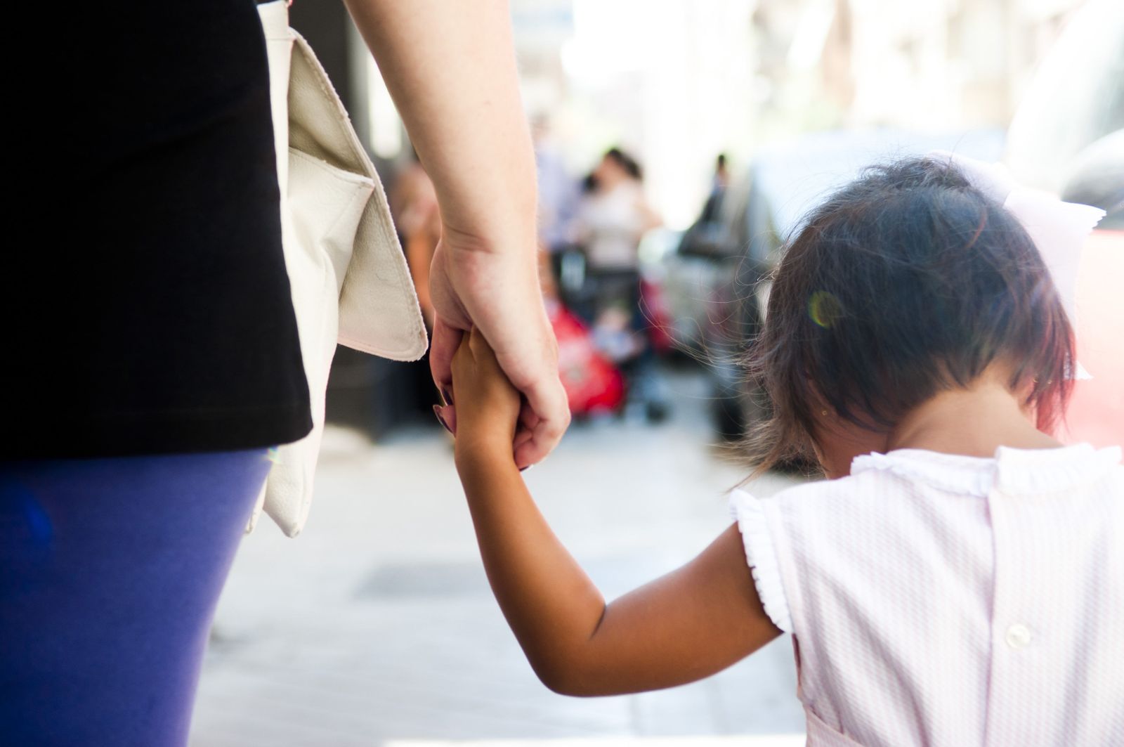 Una menor junto a su madre adoptiva.