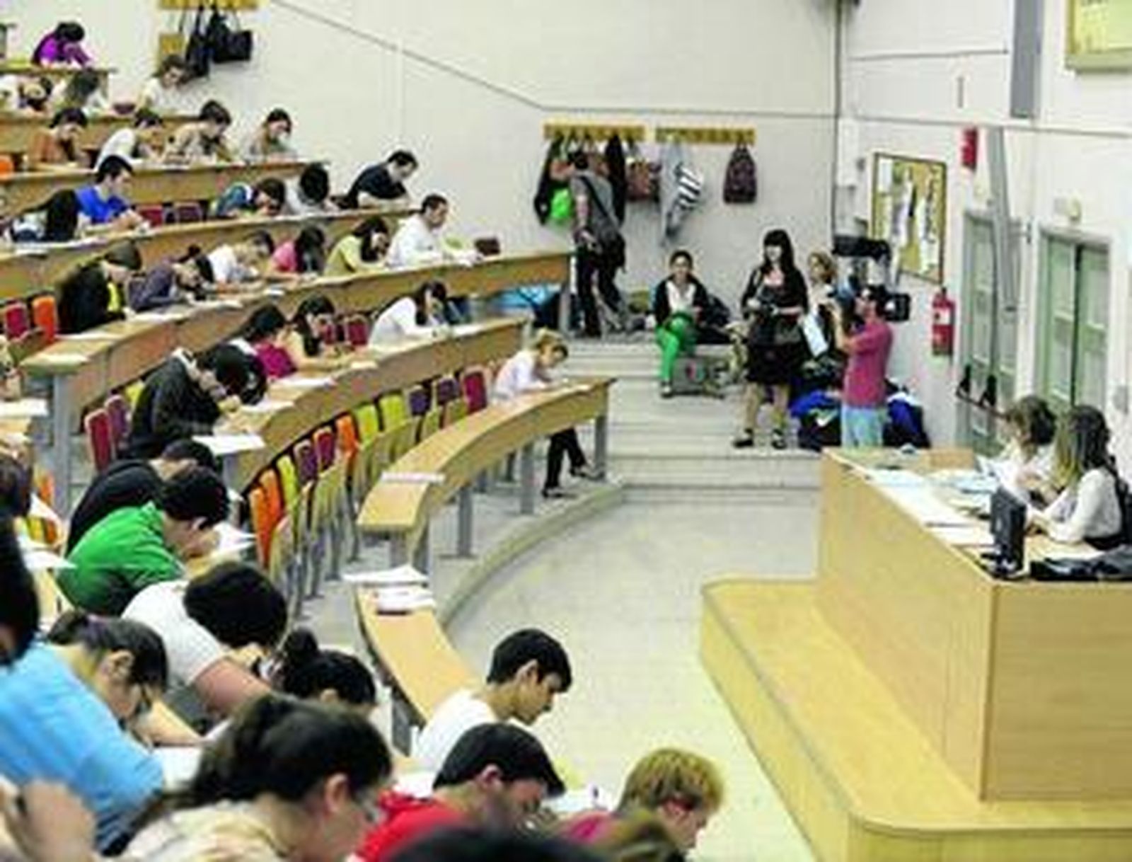 Alumnos examinándose de Selectividad en una de las aulas de la Facultad de Medicina de la UCA.