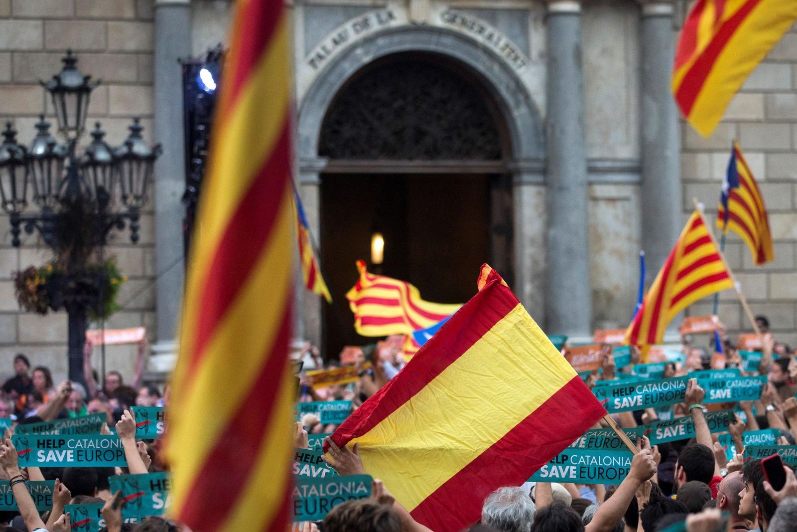 Una bandera de España, entre esteladas en la plaza de Sant Jaume.