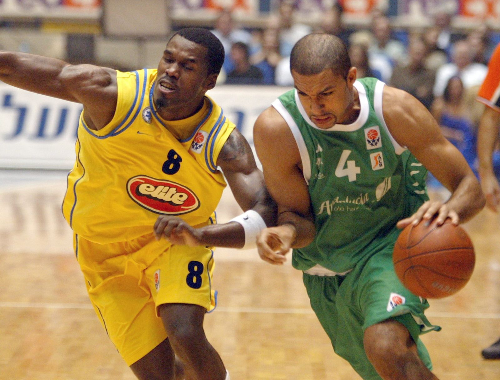 Ademola Okulaja, con el Unicaja ante el Maccabi.