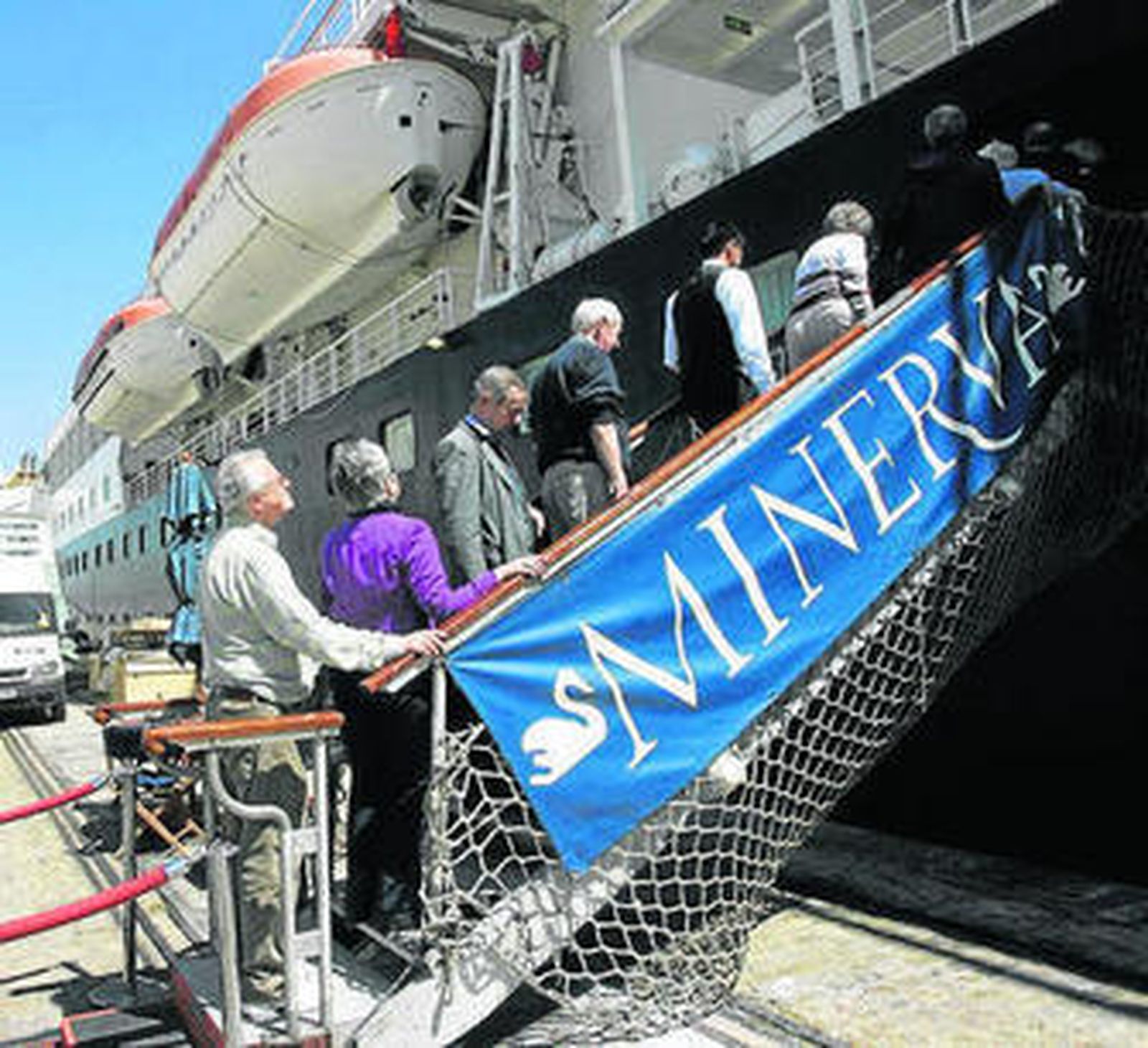 El crucero 'Minerva' sale rumbo a Grecia.