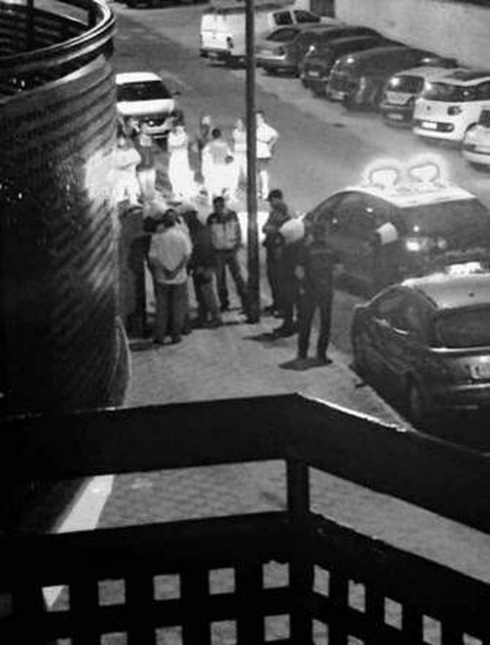 EXPLOSIÓN EN MONTEQUINTO . Estas imágenes, cedidas por @montequintoinfo, están tomadas con un teléfono móvil instantes después de la explosión. En ellas se aprecia la Policía en el lugar de los hechos y cómo queda precintada la instalación eléctrica después de que el menor resultara herido.