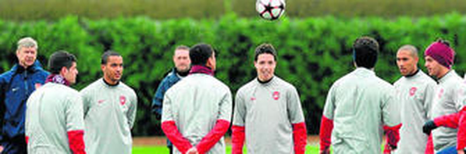 Los jugadores del Arsenal, bajo la atenta mirada de Arsene Wenger, completaron un entrenamiento en Londres ayer antes de viajar hasta Barcelona.