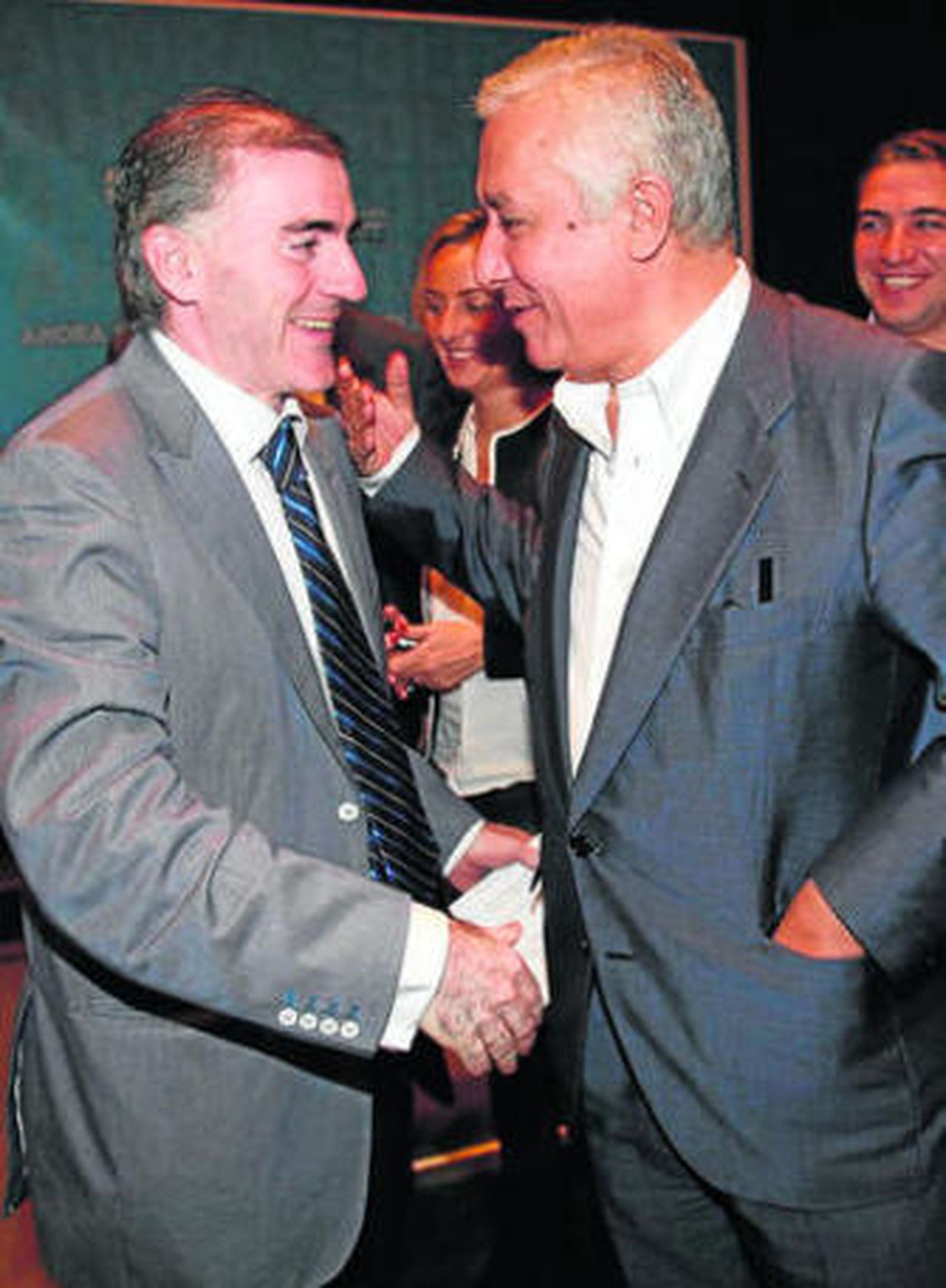 Javier Arenas saluda a Manuel Marmolejo, ayer en Torremolinos.