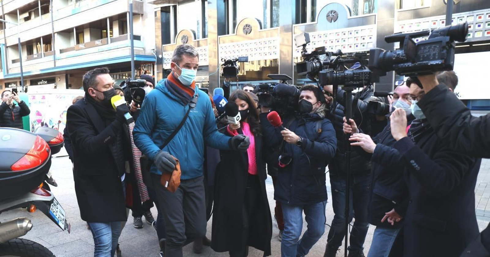 Iñaki Urdangarín, rodeado de periodistas, a su salida del trabajo.