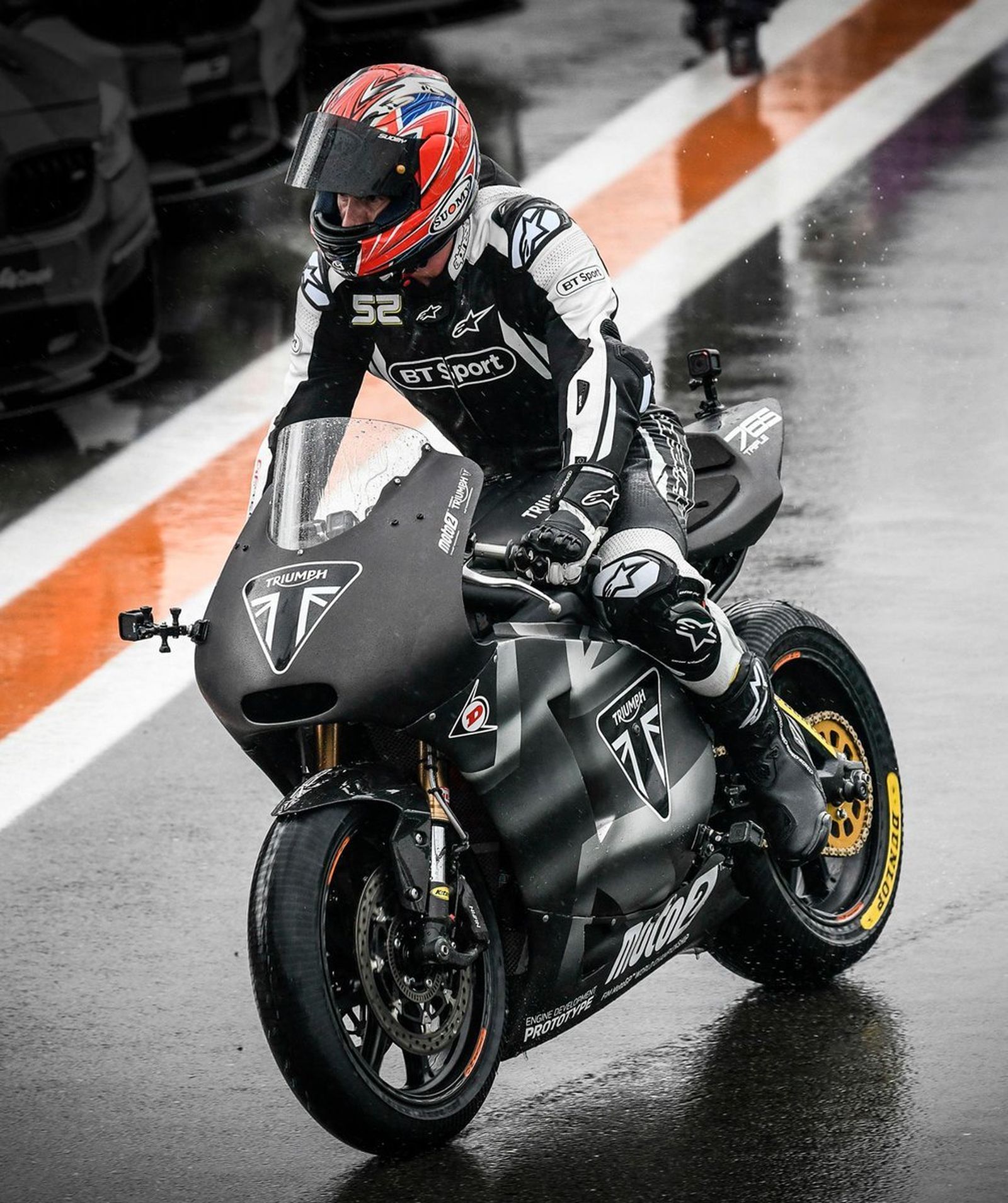 James Toseland, pilotando en Valencia el prototipo del motor Triumph Moto2 de 2019.