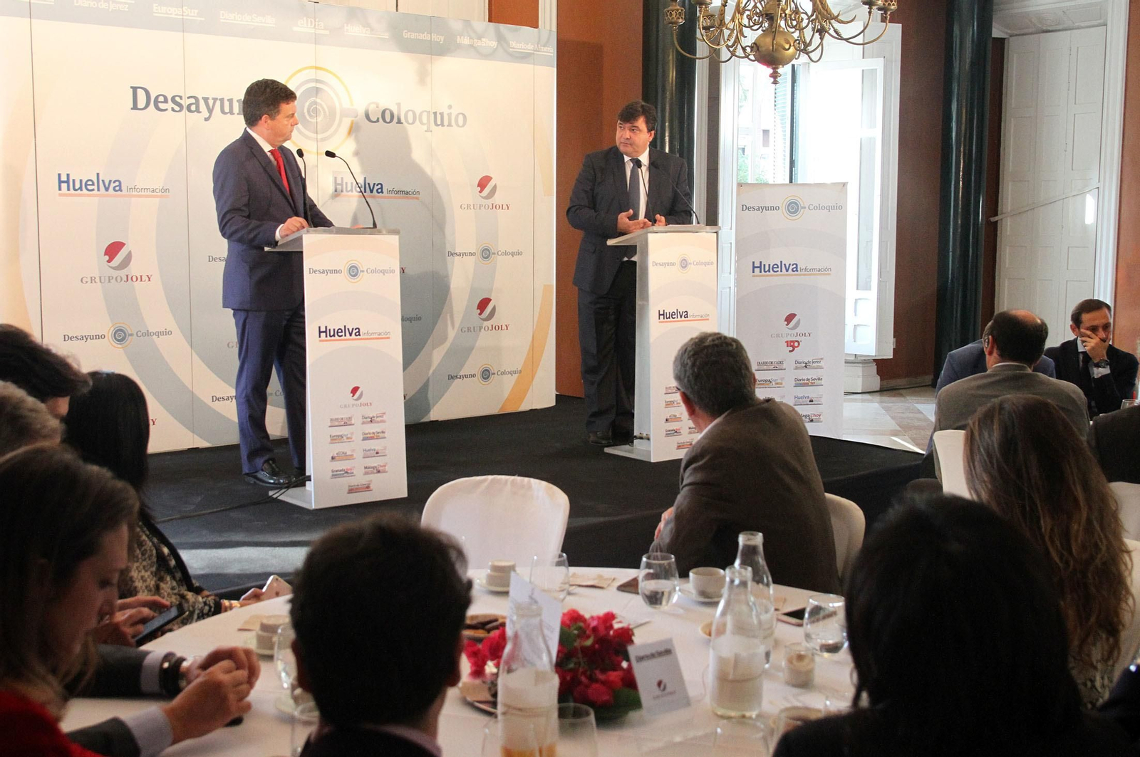 Imágenes de la conferencia y desayuno-coloquio de Gabriel Cruz, alcalde de Huelva