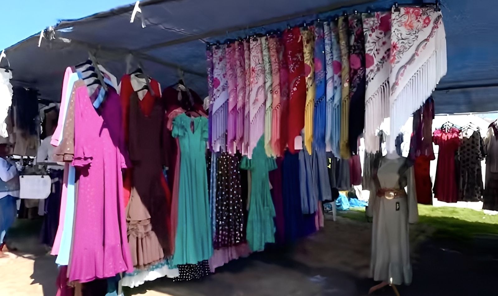 Entre calles de arena y puestos llenos de color, este mercadillo es el paraíso flamenco para romerías y ferias