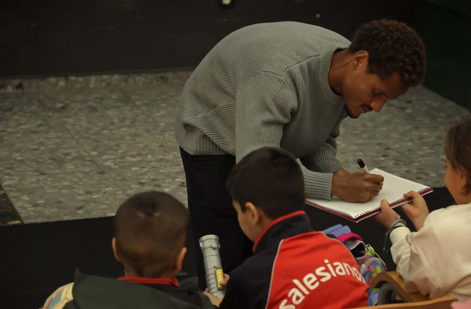Las fotos de la visita de los jugadores de la Balona al colegio Salesianos de La Línea