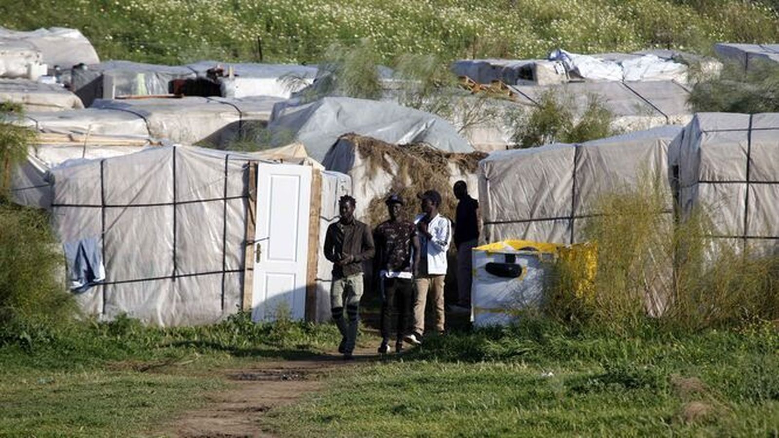 El exterior de un asentamiento de inmigrantes de la provincia de Huelva antes de la pandemia.