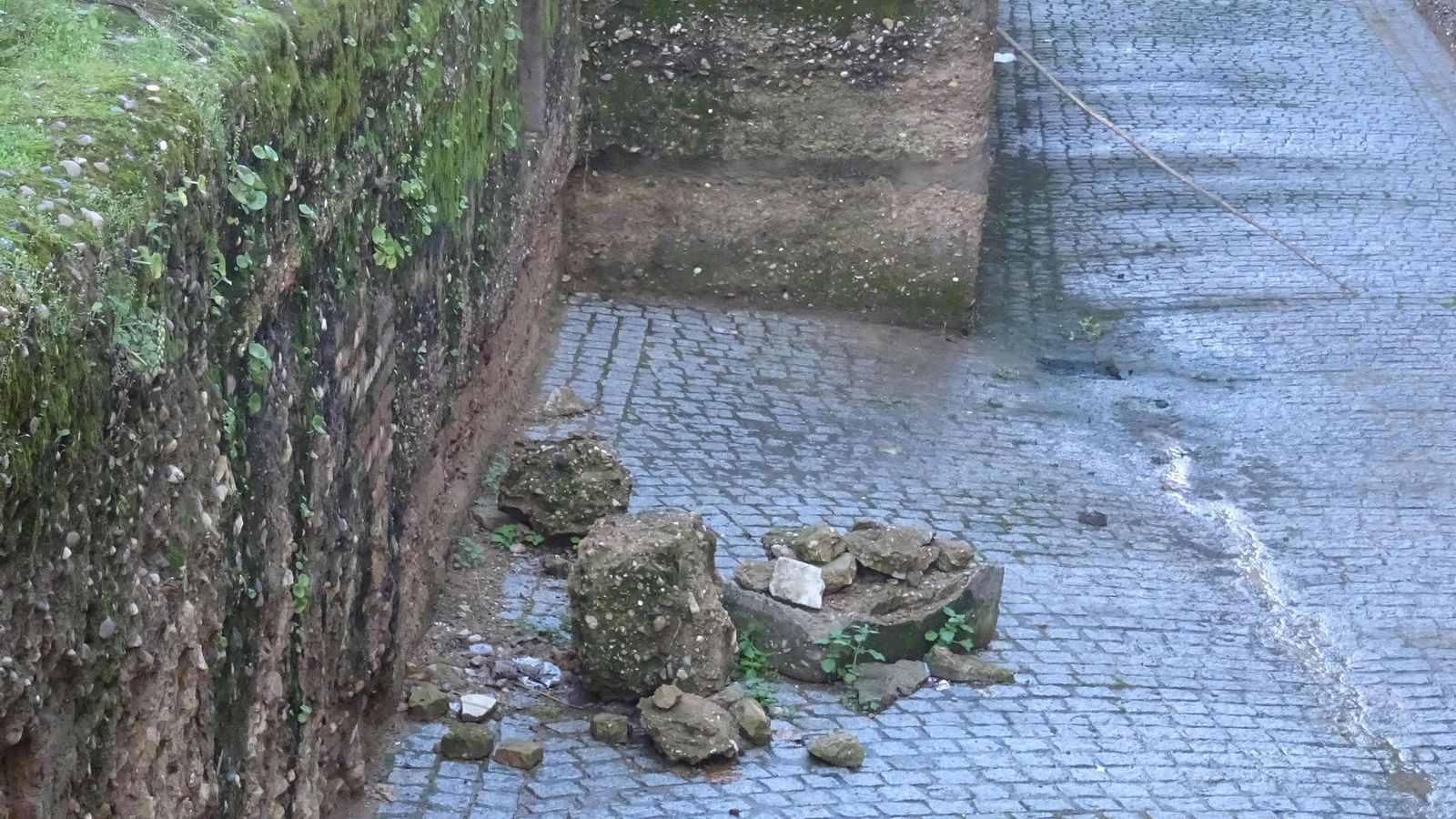 Los trozos de la almena desprendidos.