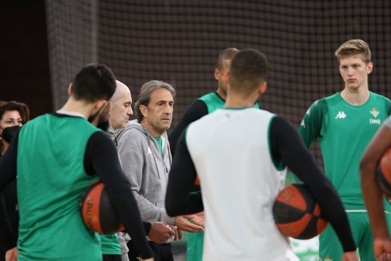Luis Casimiro dialoga con sus jugadores en un entrenamiento.